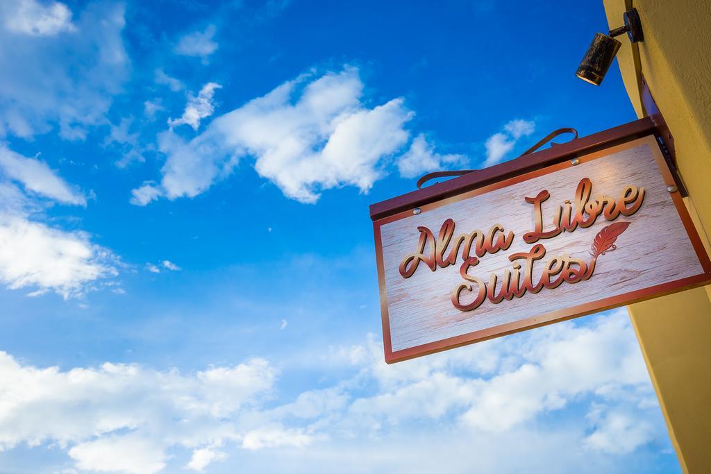 Alma Libre Suites 산토리니 외부 사진